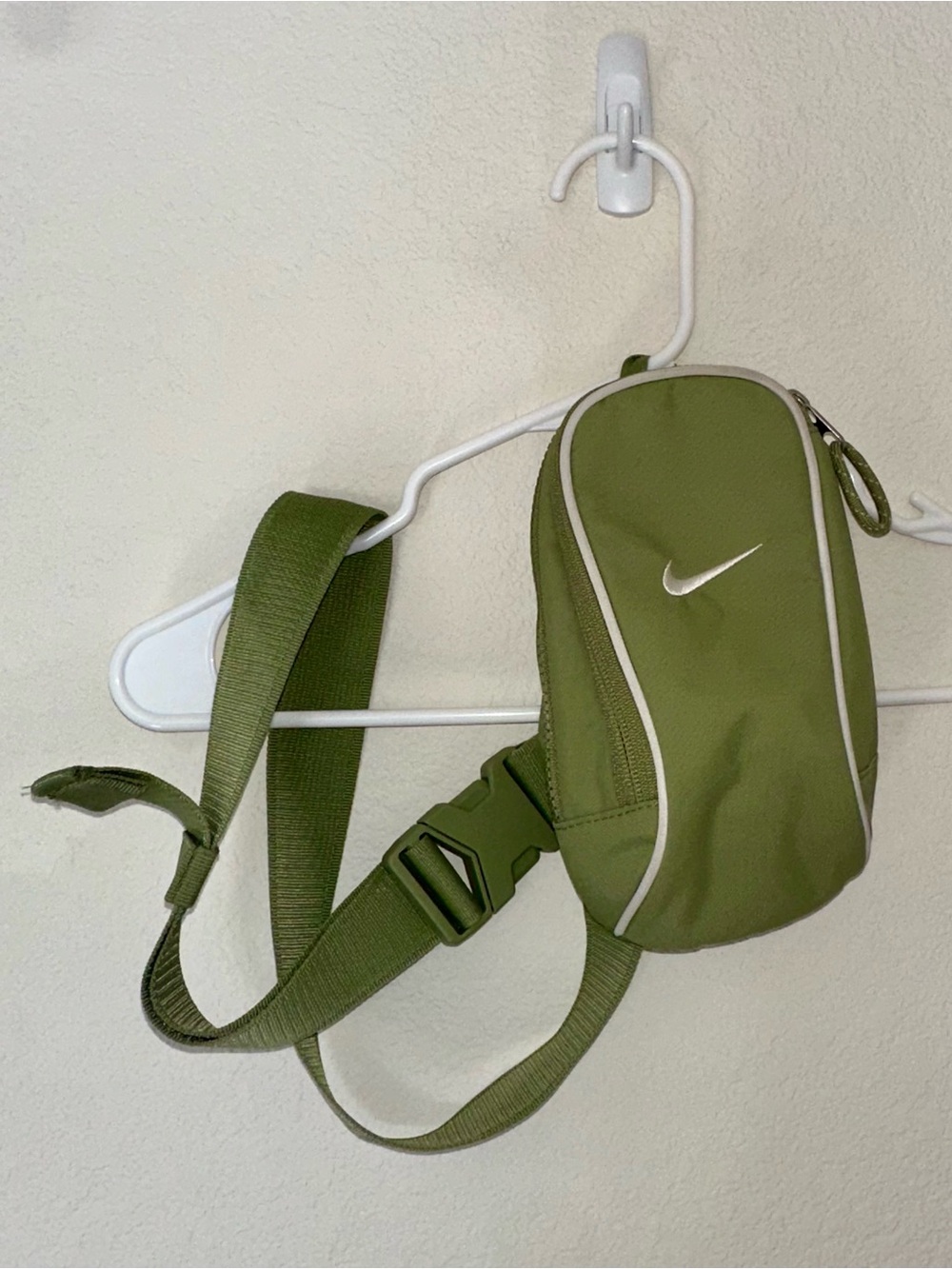 Nike Sportswear Essentials Crossbody Bag - Picture 2 of 8